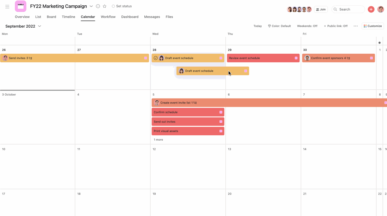 GIF en el que se arrastra y suelta una tarea en el calendario de un proyecto para reprogramar la fecha de entrega