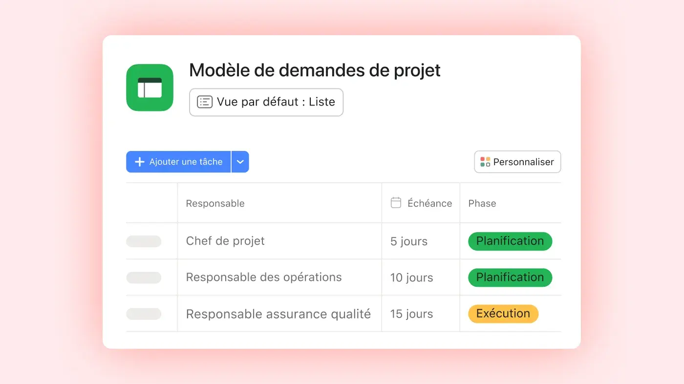 Image qui représente deux employés examinant des demandes de projet : exemple de l’interface utilisateur produit sur Asana