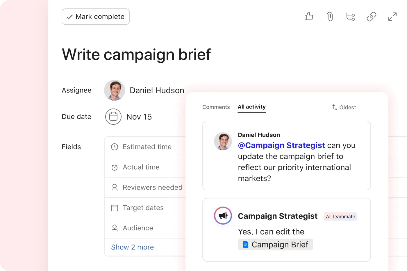 Captura de tela da interface da Asana para a tarefa "Elaborar o brief da campanha" mostrando: responsável, data de conclusão e feed de comentários onde um usuário colabora com um "Assistente de IA", mostrando o fluxo de trabalho baseado em IA.