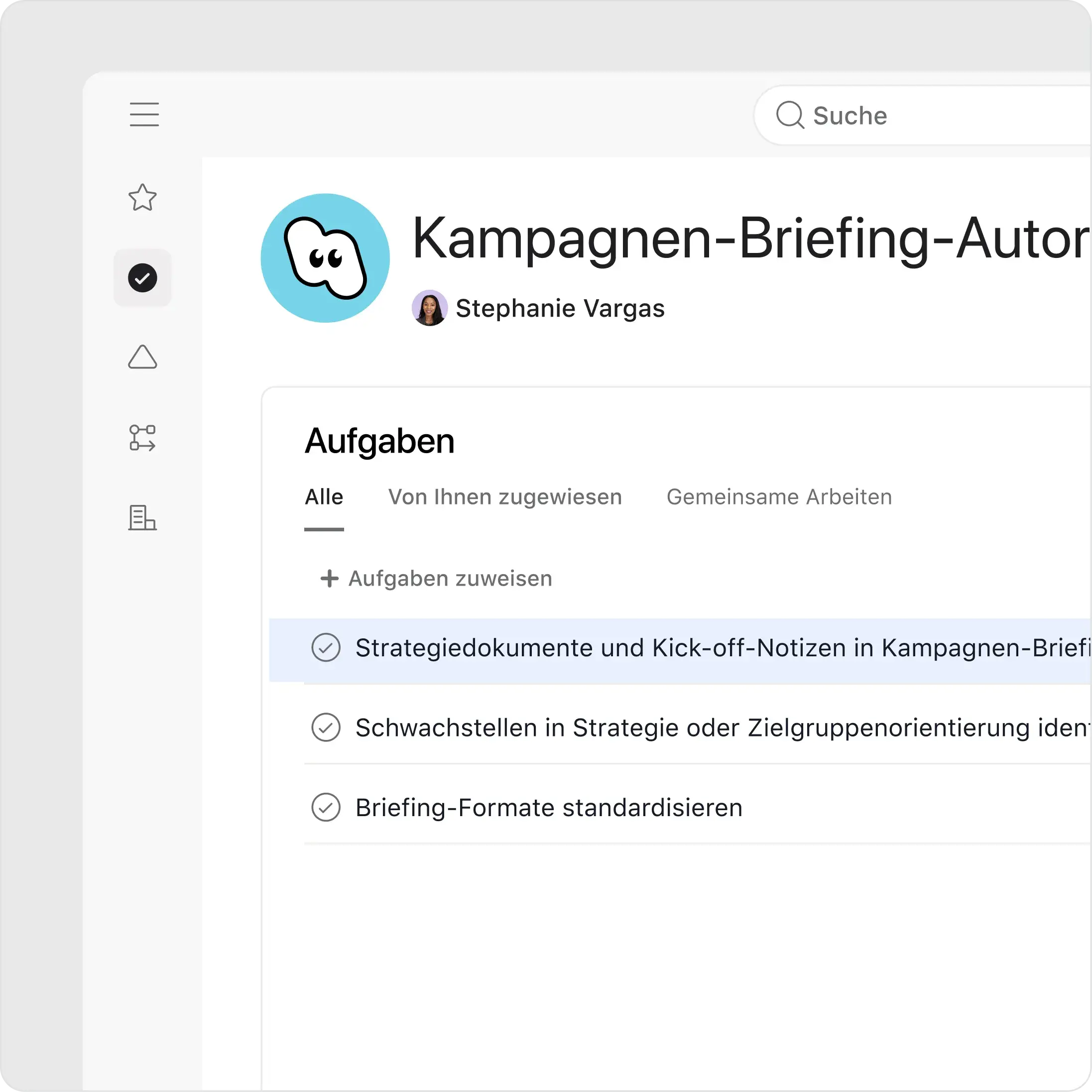 Die Asana-Oberfläche zeigt das Profil des AI Teammates „Kampagnen-Briefing-Autor“, der von Stephanie Vargas verwaltet wird. Unter „Aufgaben“ sind Arbeiten wie „Strategiedokumente und Kick-off-Notizen in Kampagnen-Briefings verwandeln“ zu sehen.