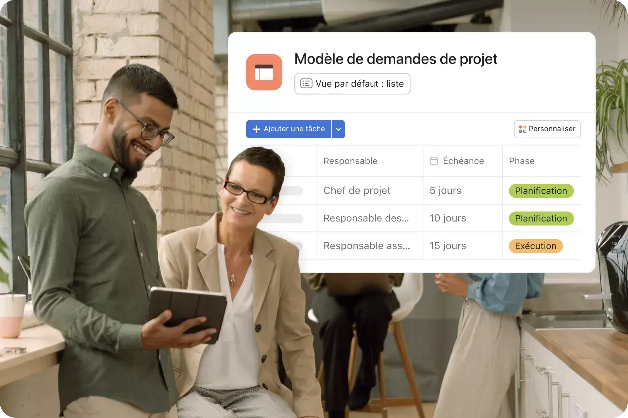 Image qui représente deux employés examinant des demandes de projet : exemple de l’interface utilisateur produit sur Asana