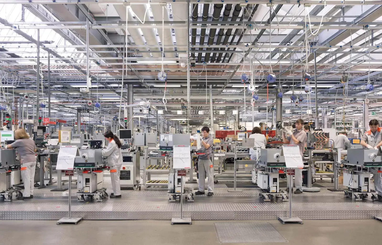Asana-Fallstudie – Foto der Viessmann-Produktionsstätte mit Arbeitern und Industriemaschinen 