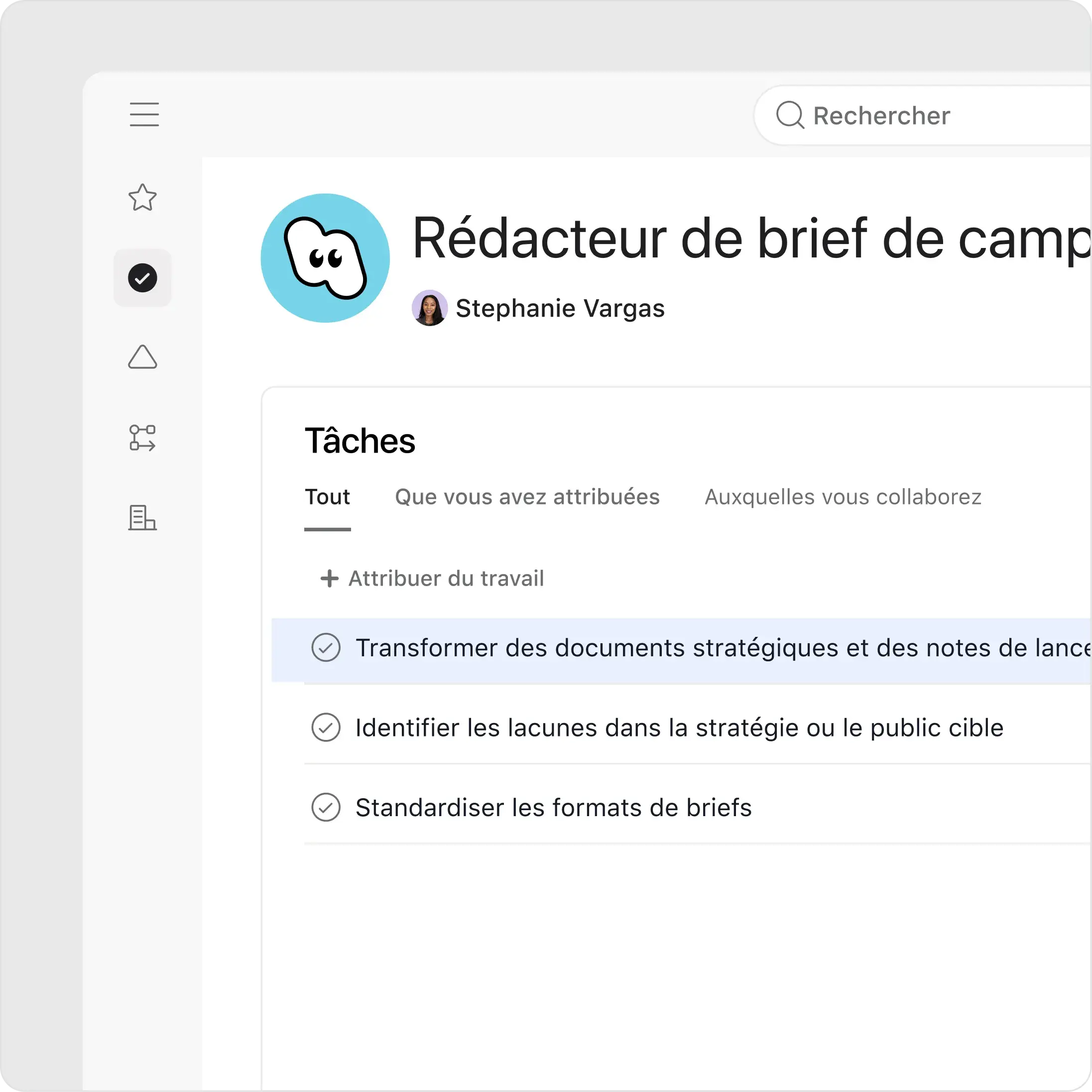 Interface Asana montrant le profil de l’AI Teammate « Rédacteur de brief de campagne » géré par Stéphanie Vargas. La section Tâches liste des tâches telles que « Transformer des documents stratégiques et des notes de lancement en briefs de campagne ».