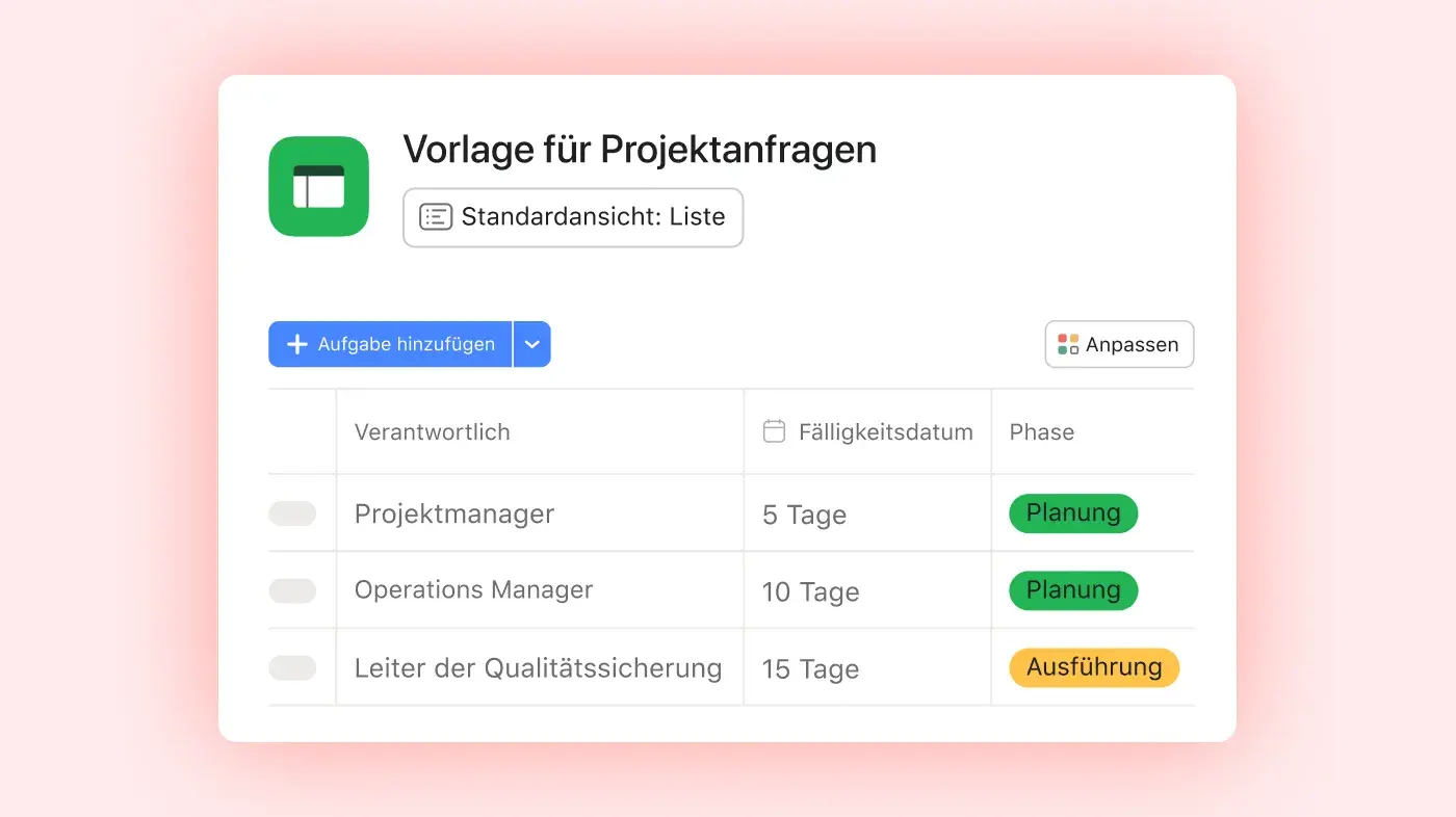 Bild von zwei Mitarbeitenden, die sich Projektanfragen ansehen: Abstrakte Asana-Produkt-UI