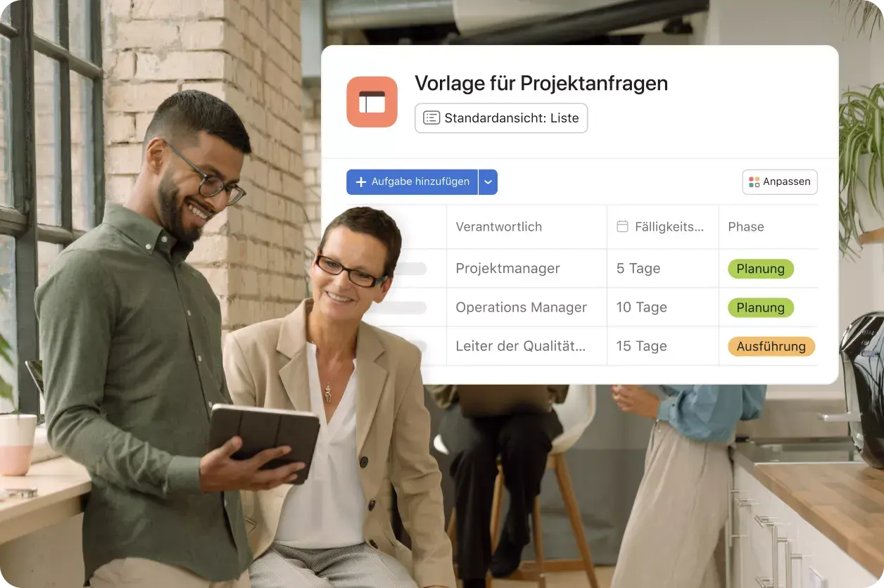 Bild von zwei Mitarbeitenden, die sich Projektanfragen ansehen: Abstrakte Asana-Produkt-UI
