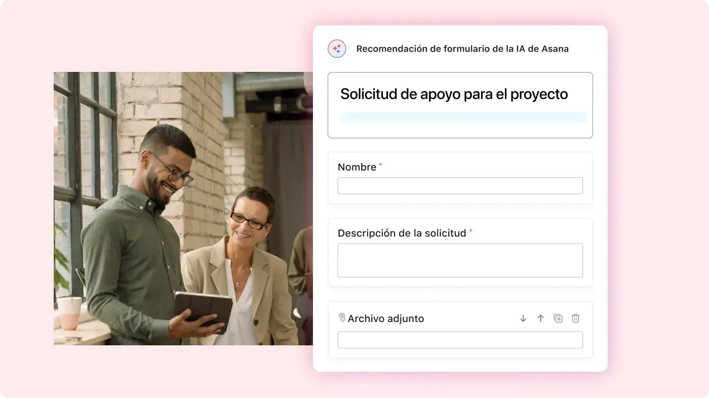 Imagen de dos empleados que completan una solicitud de asistencia para proyecto en Asana Intelligence: interfaz de usuario de producto de Asana