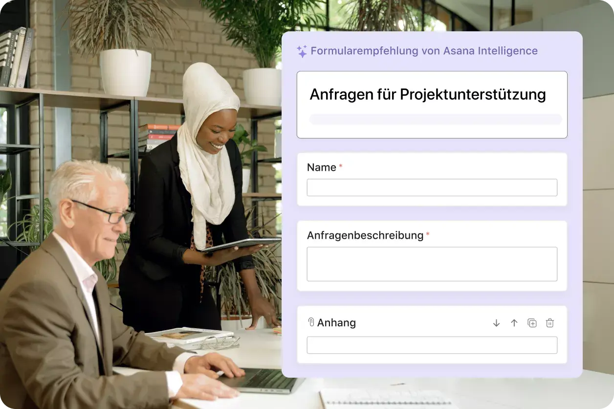 Bild von zwei Mitarbeitenden, die eine Anfrage für Projektunterstützung auf Asana Intelligence ausfüllen: Abstrakte Asana-Produkt-UI