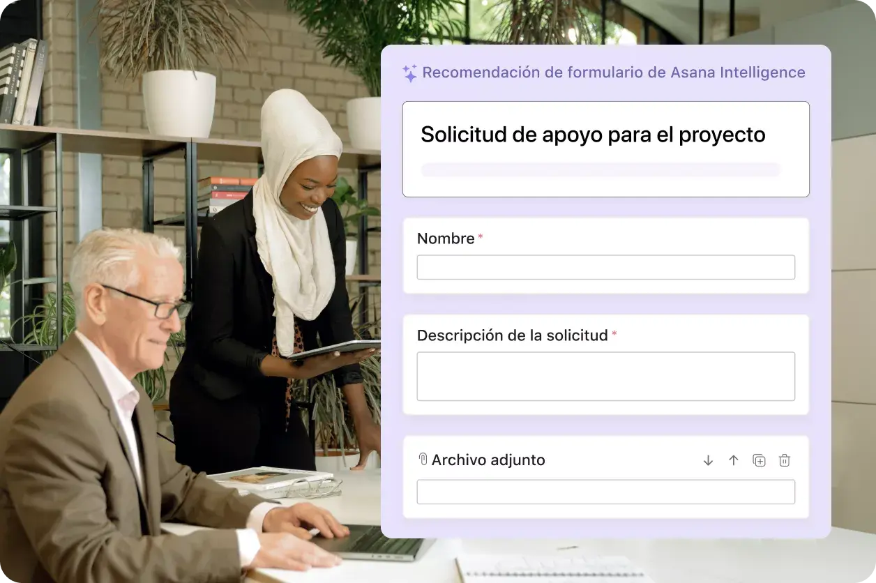 Imagen de dos empleados que completan una solicitud de asistencia para proyecto en Asana Intelligence: interfaz de usuario de producto de Asana