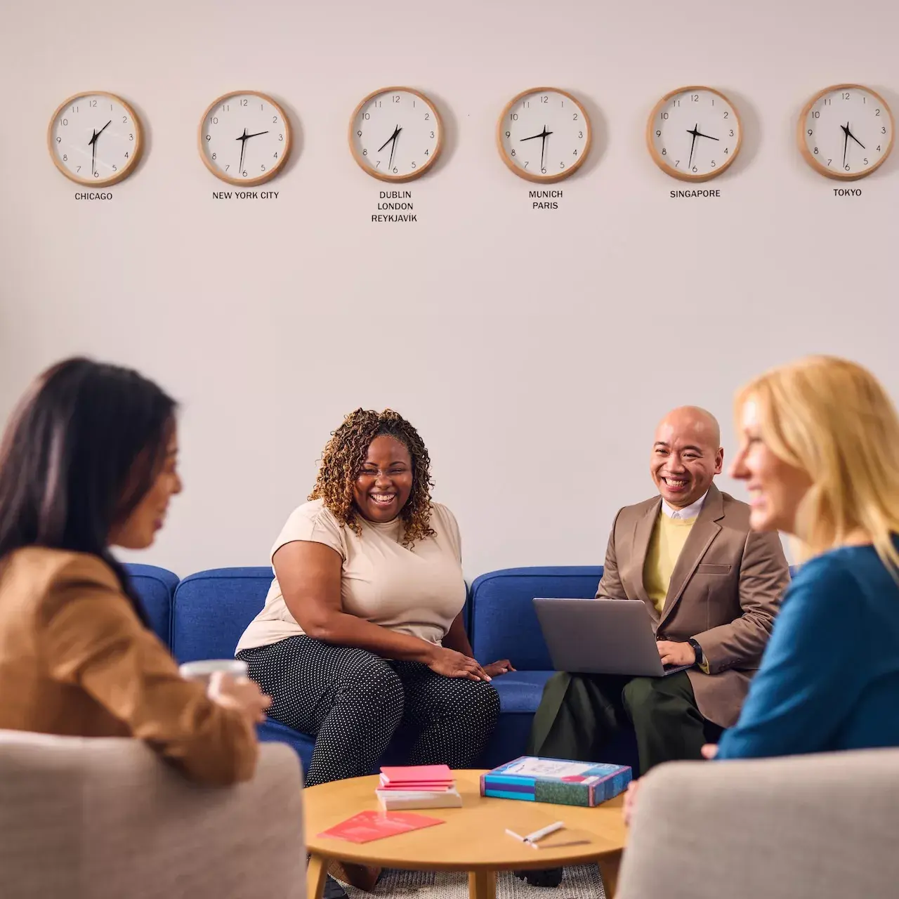 Hero-Bild für Unternehmen von Mitarbeitern, die an einem Tisch zusammenarbeiten