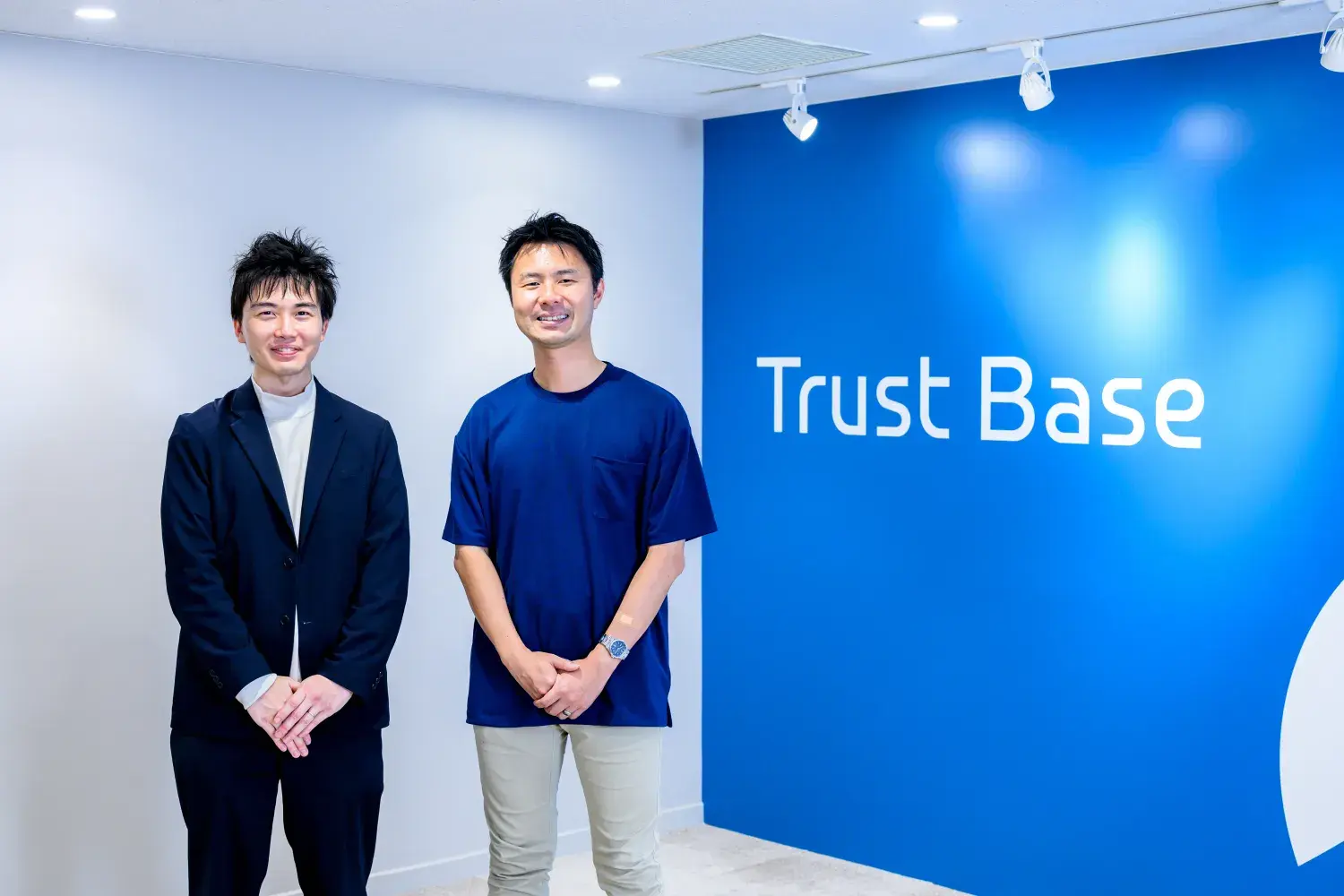 Trust Base株式会社 取締役CEO 田中 聡 氏（右） Trust Base株式会社 デジタルオペレーションセンター シニアマネージャー 立神 豪祐 氏（左）