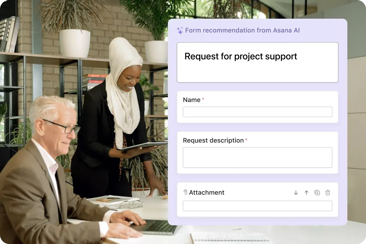 Afbeelding van twee werknemers die een aanvraag voor projectondersteuning invullen op Asana-intelligentie: geabstraheerde product-UI van Asana