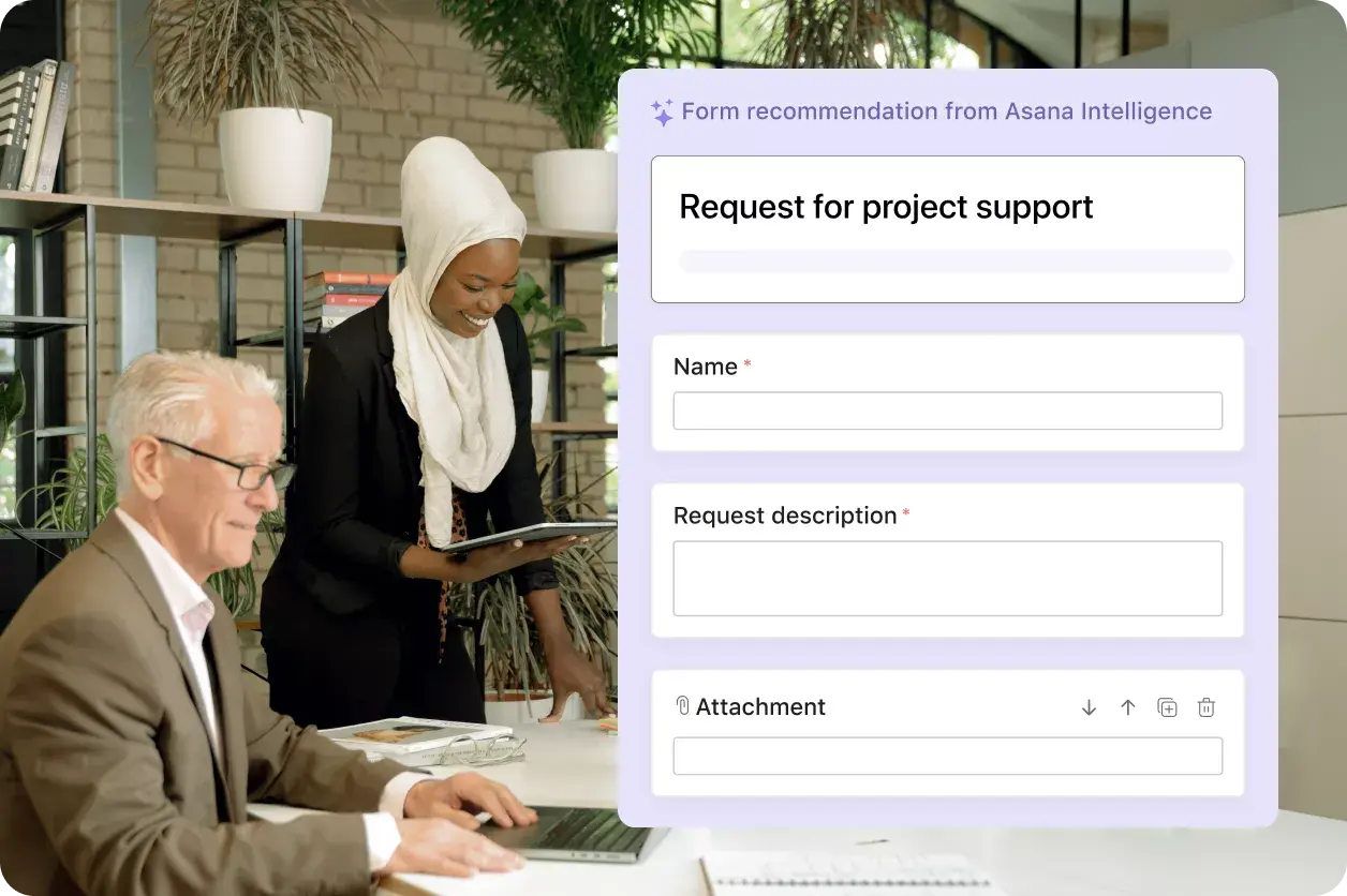 Asana 인텔리전스에서 프로젝트 지원 요청을 작성하는 두 명의 직원 이미지: Asana 추상화 제품 UI
