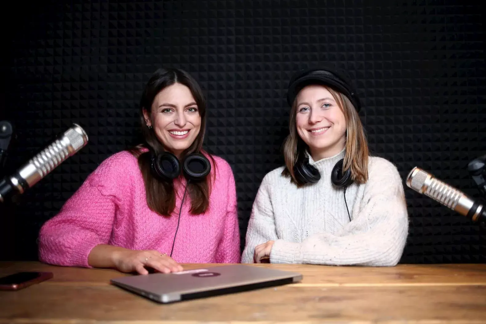 Annamaria Herkt im Podcast-Studio mit Lisa Schmidt