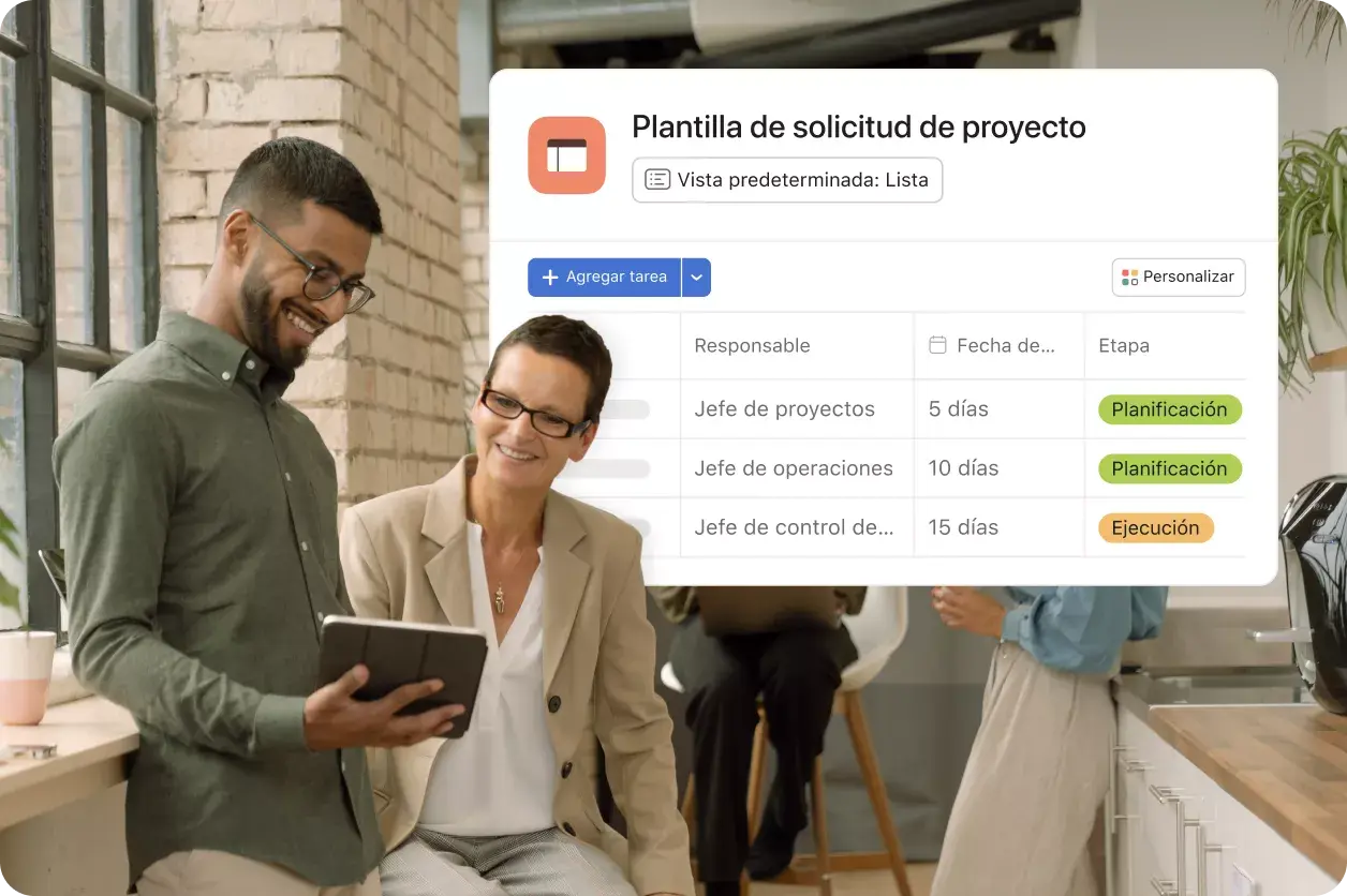 Imagen de dos empleados que miran solicitudes de proyectos: interfaz de usuario de producto de Asana