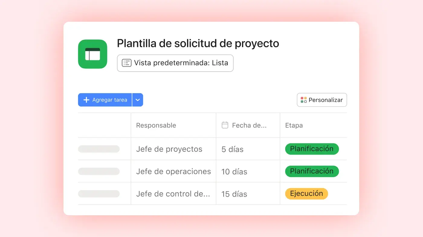 Imagen de dos empleados que miran solicitudes de proyectos: interfaz de usuario de producto de Asana