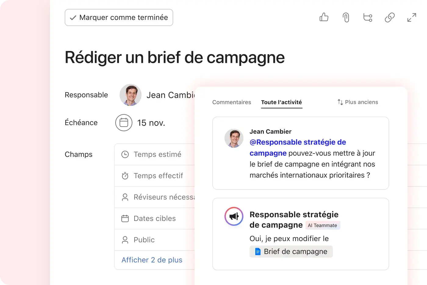 Capture de l’interface Asana pour une tâche « Rédiger un brief de campagne ». Elle montre le responsable, l’échéance et un fil de commentaires entre un utilisateur et un « AI Teammate » pour modifier le brief, démontrant un processus alimenté par l’IA.