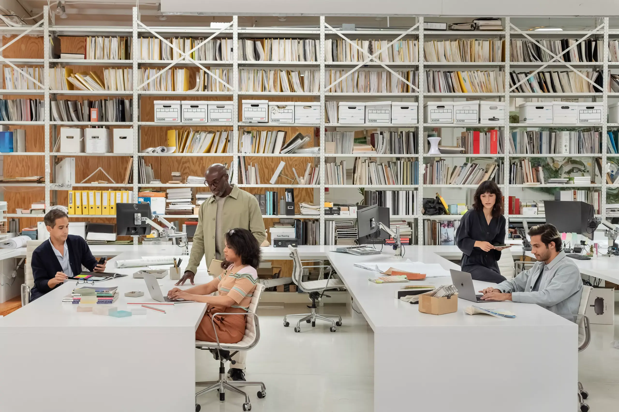 Image de l’équipe des opérations montrant un groupe de personnes qui travaillent dans un bureau de type open space